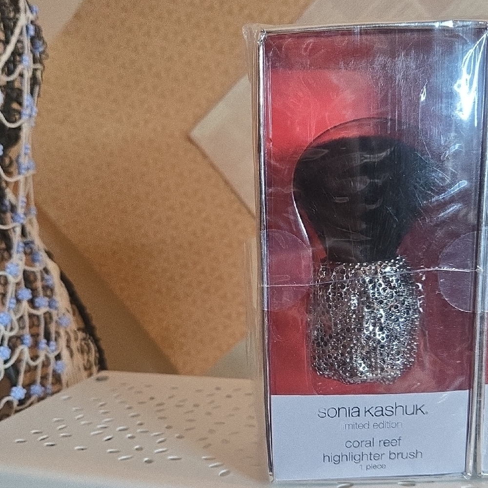 Sonia Kashuk Black and Silver Textured Handle Highlighter Brush